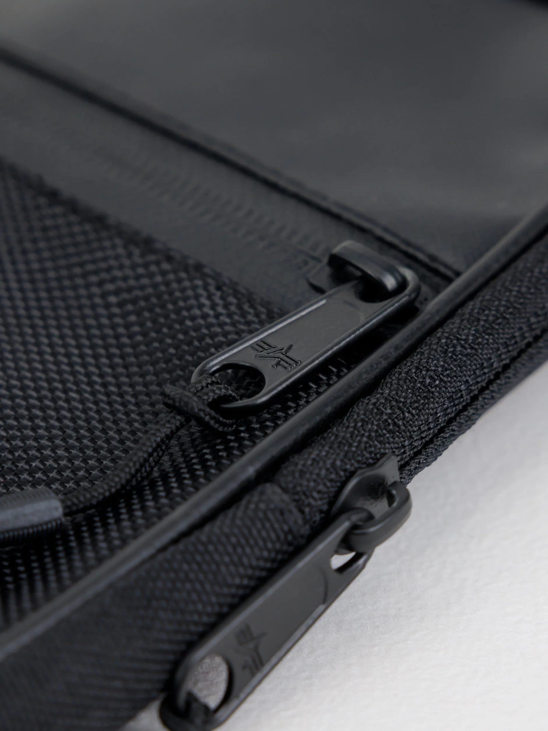 Alpha Industries Herren Umhängetasche in schwarz