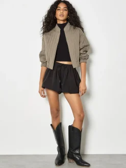 Apricot Damen Shorts in schwarz - Länge: kurz