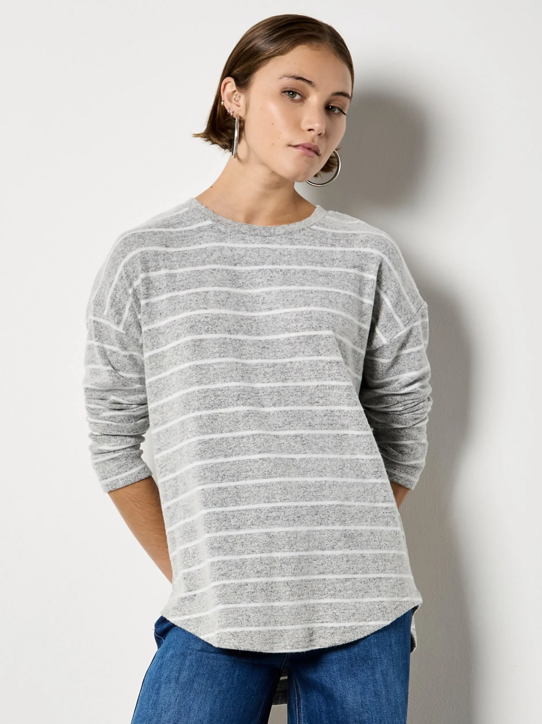 Apricot Damen Top in grau - Ausschnitt: Rundhals