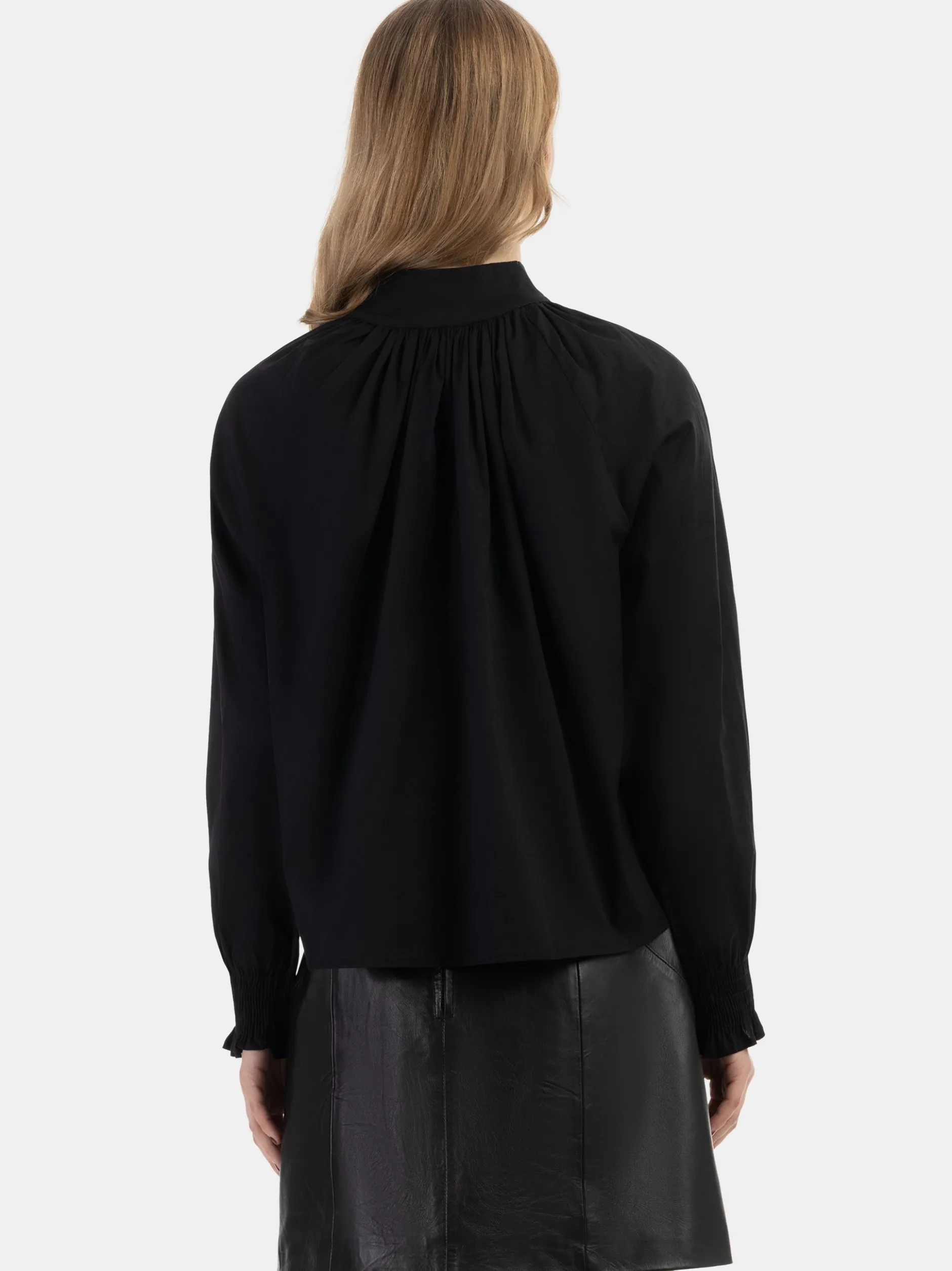 Faina Damen Bluse in schwarz - Ausschnitt: ohne Kragen