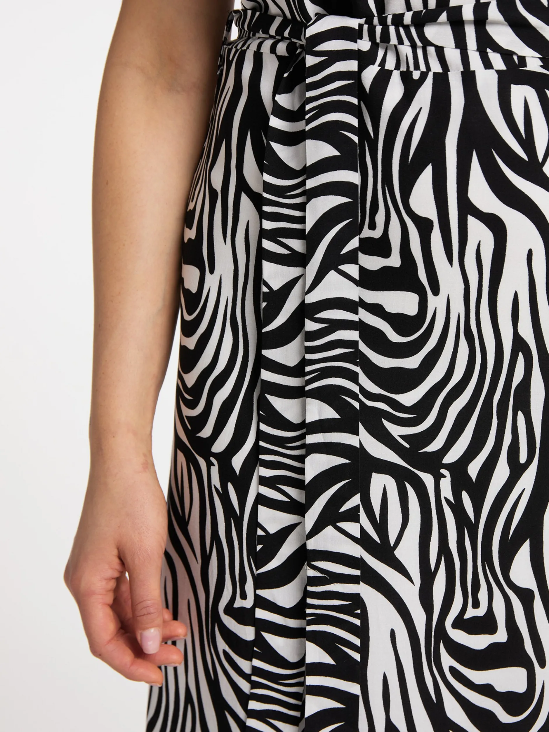 Faina Damen Maxikleid mit Zebra-Print in schwarz