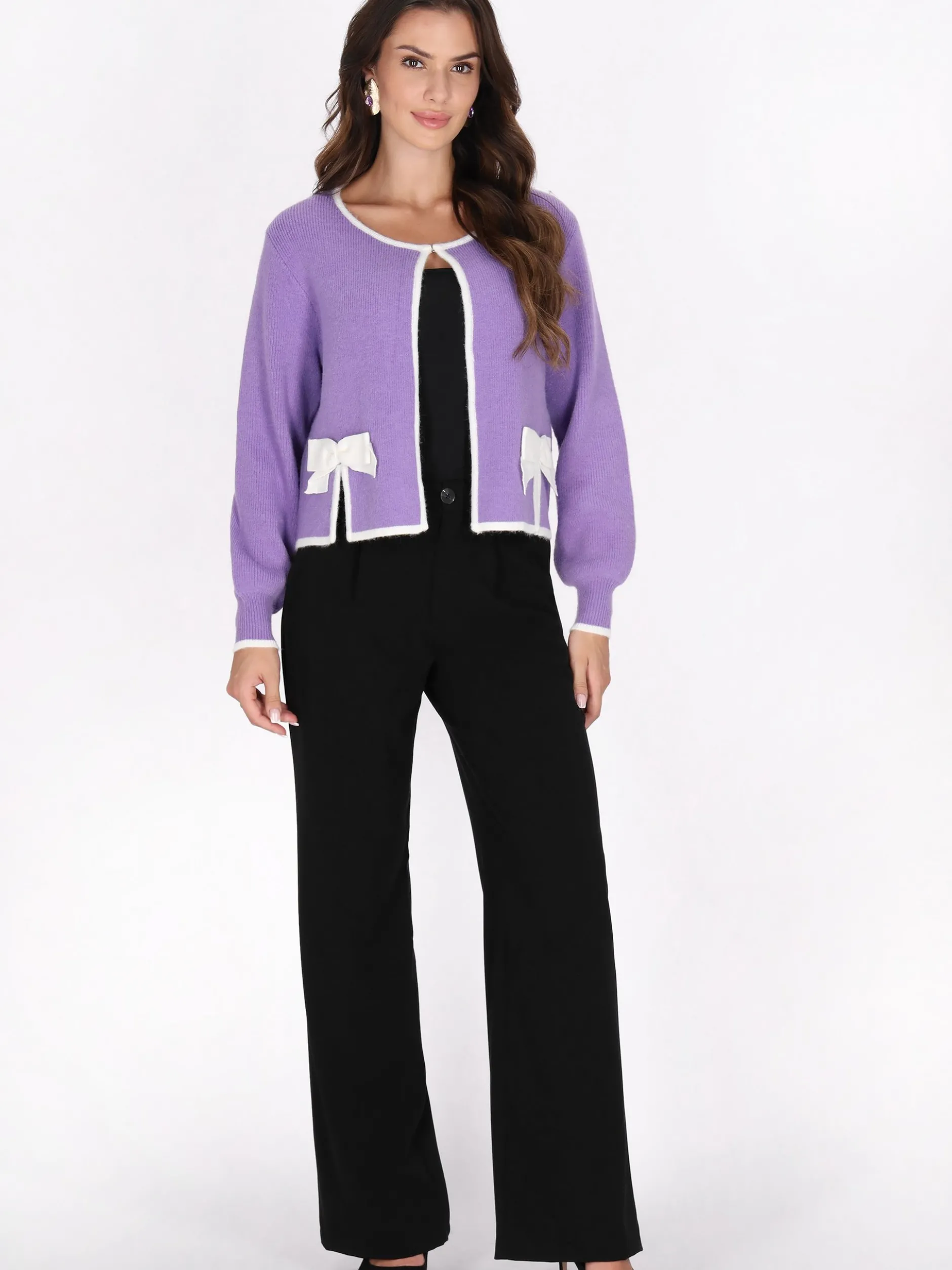 Faina Damen Strickjacke in lila - Ausschnitt: Rundhals