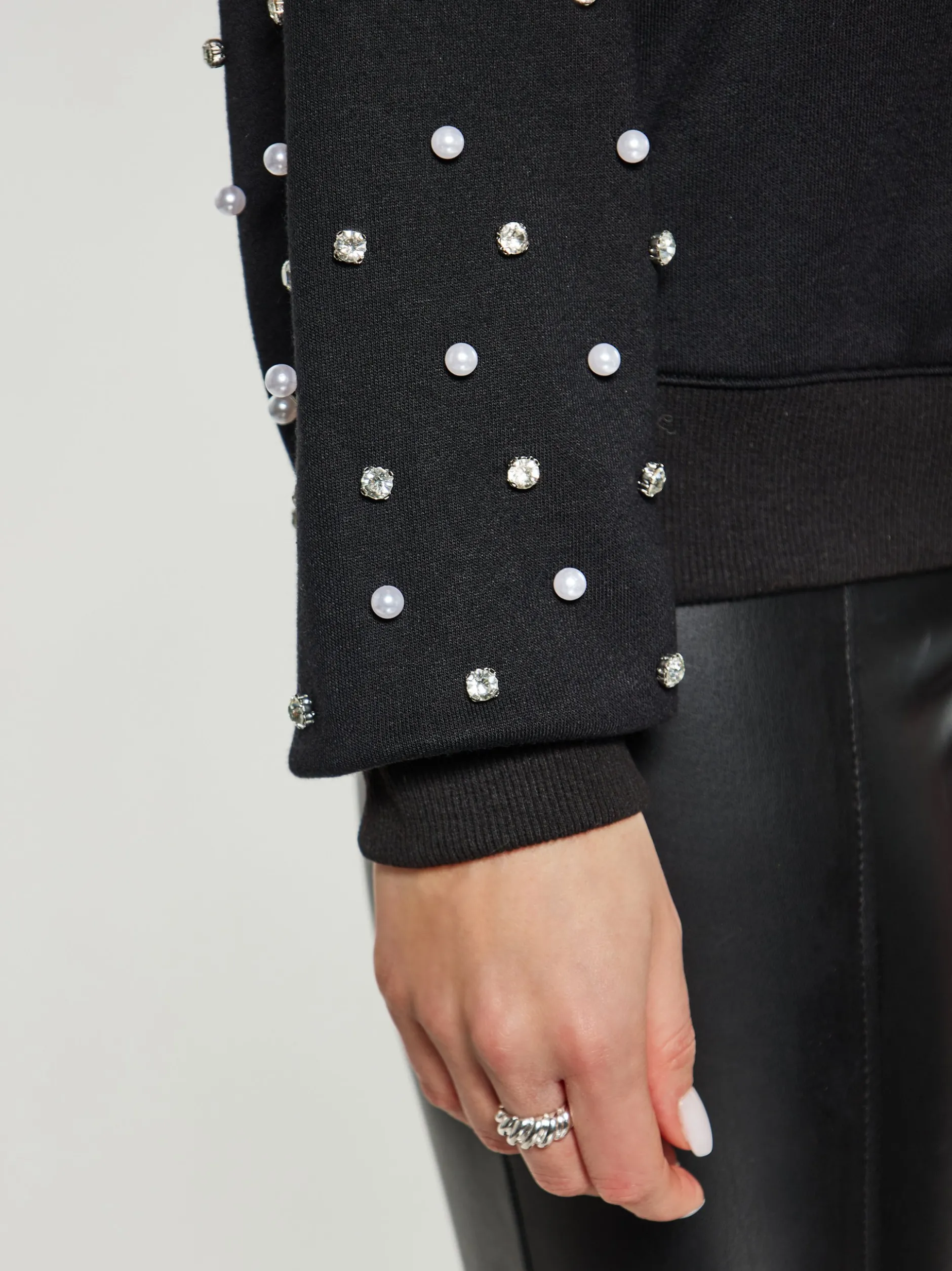 Faina Damen Sweatshirt in schwarz - Ausschnitt: Rundhals