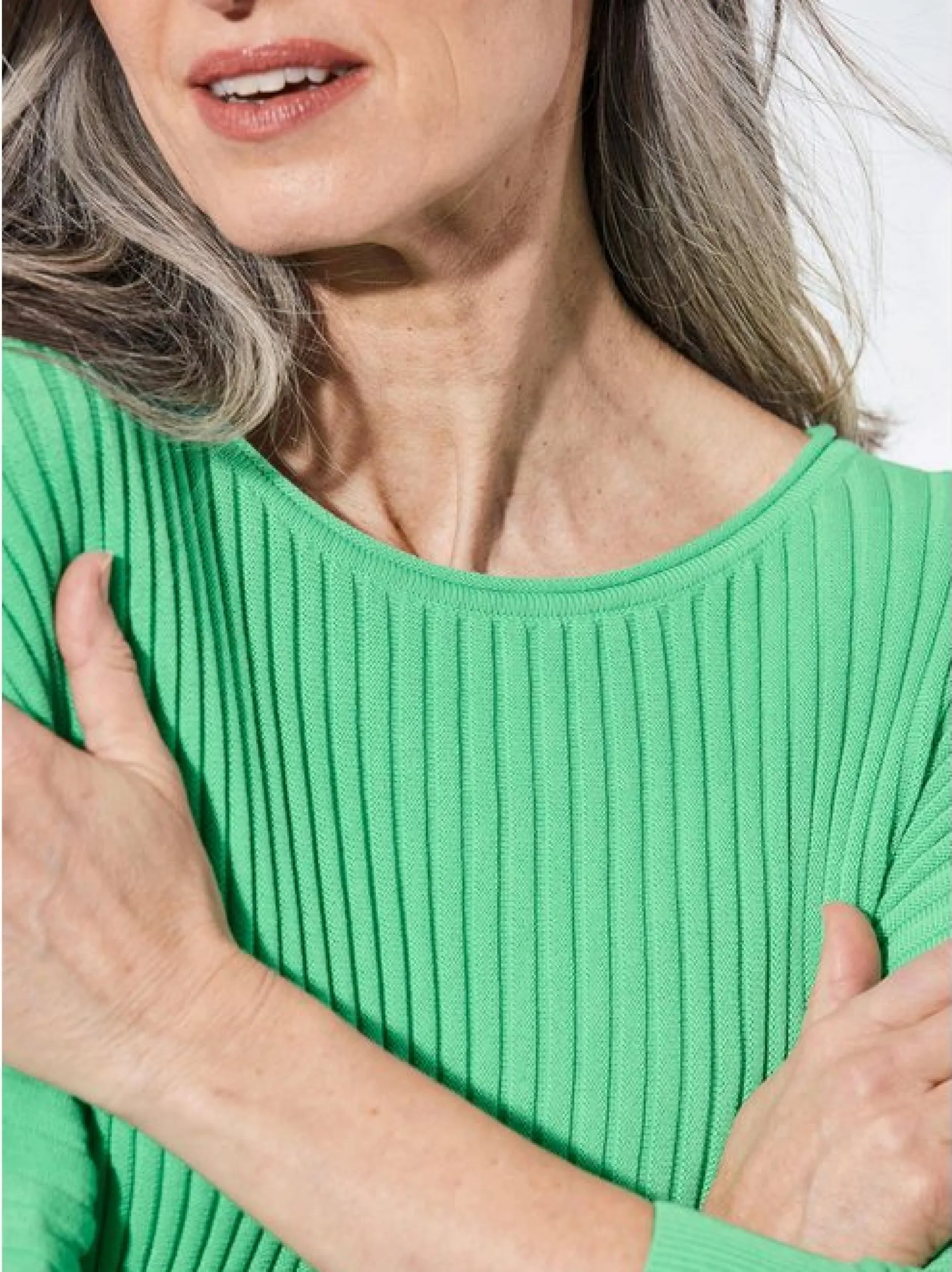 Goldner Damen Pullover - Kurzgröße in grün