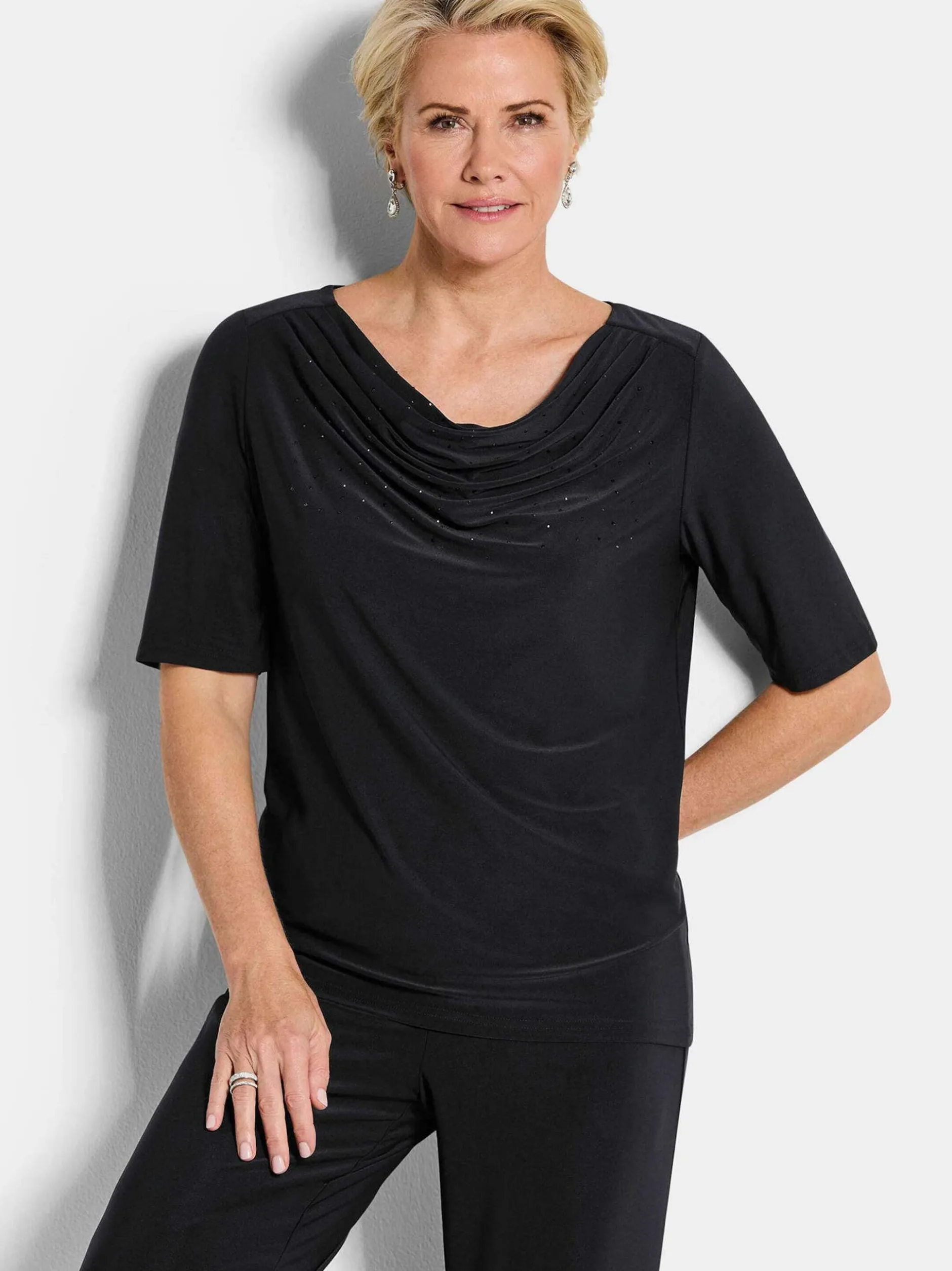 Goldner Damen Shirts - Kurzgröße in schwarz