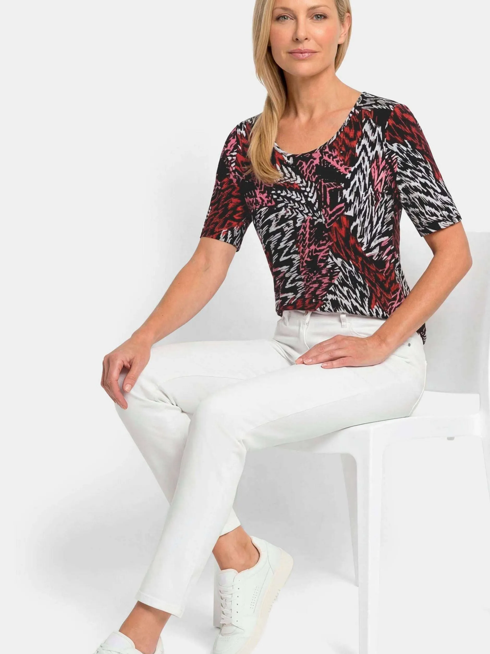 Goldner Damen T-Shirt - Kurzgröße in schwarz