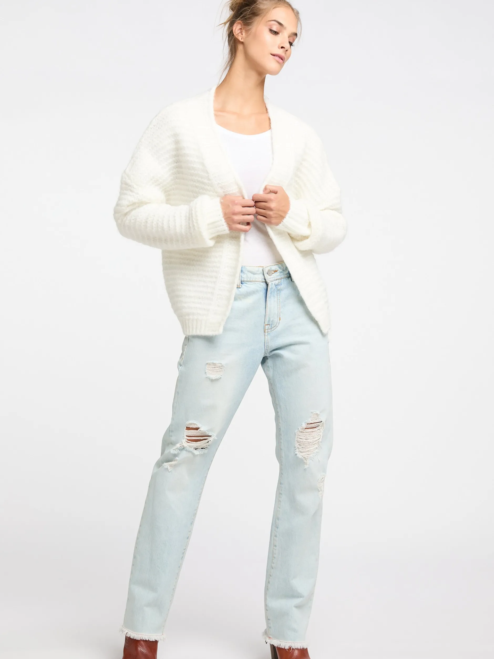 IZIA Damen Strickjacke in weiß - Ausschnitt: ohne Kragen