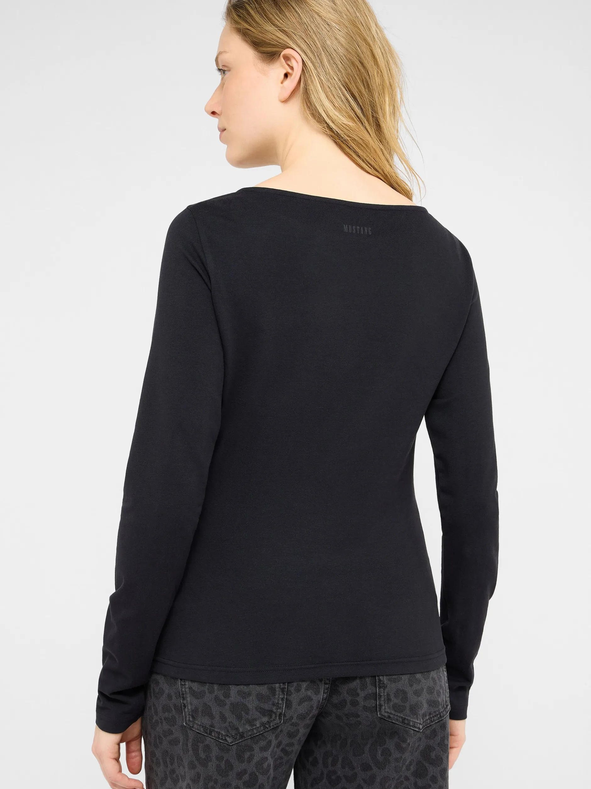 Mustang Damen T-Shirt in schwarz - Ausschnitt: U-Boot
