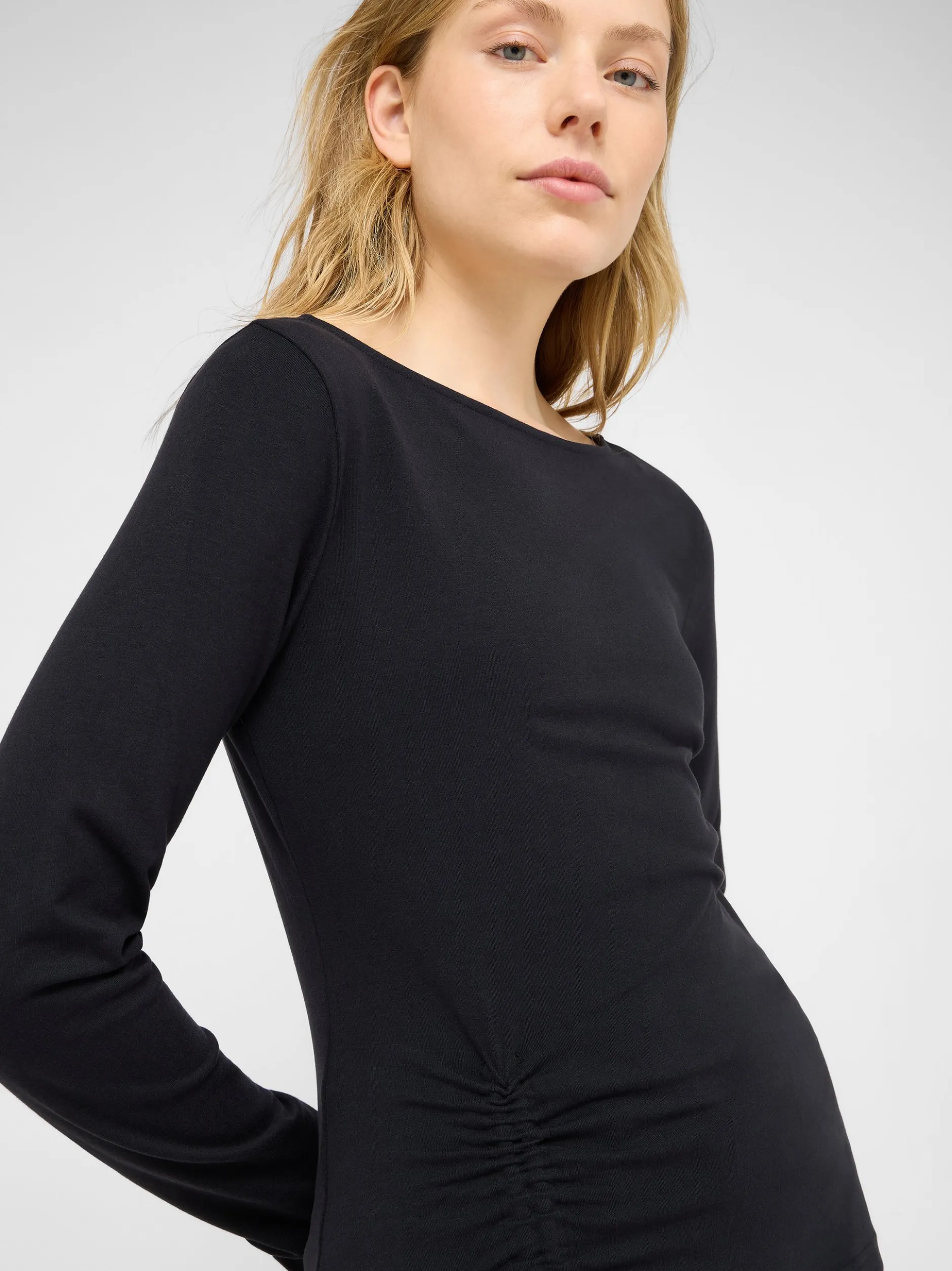 Mustang Damen T-Shirt in schwarz - Ausschnitt: U-Boot