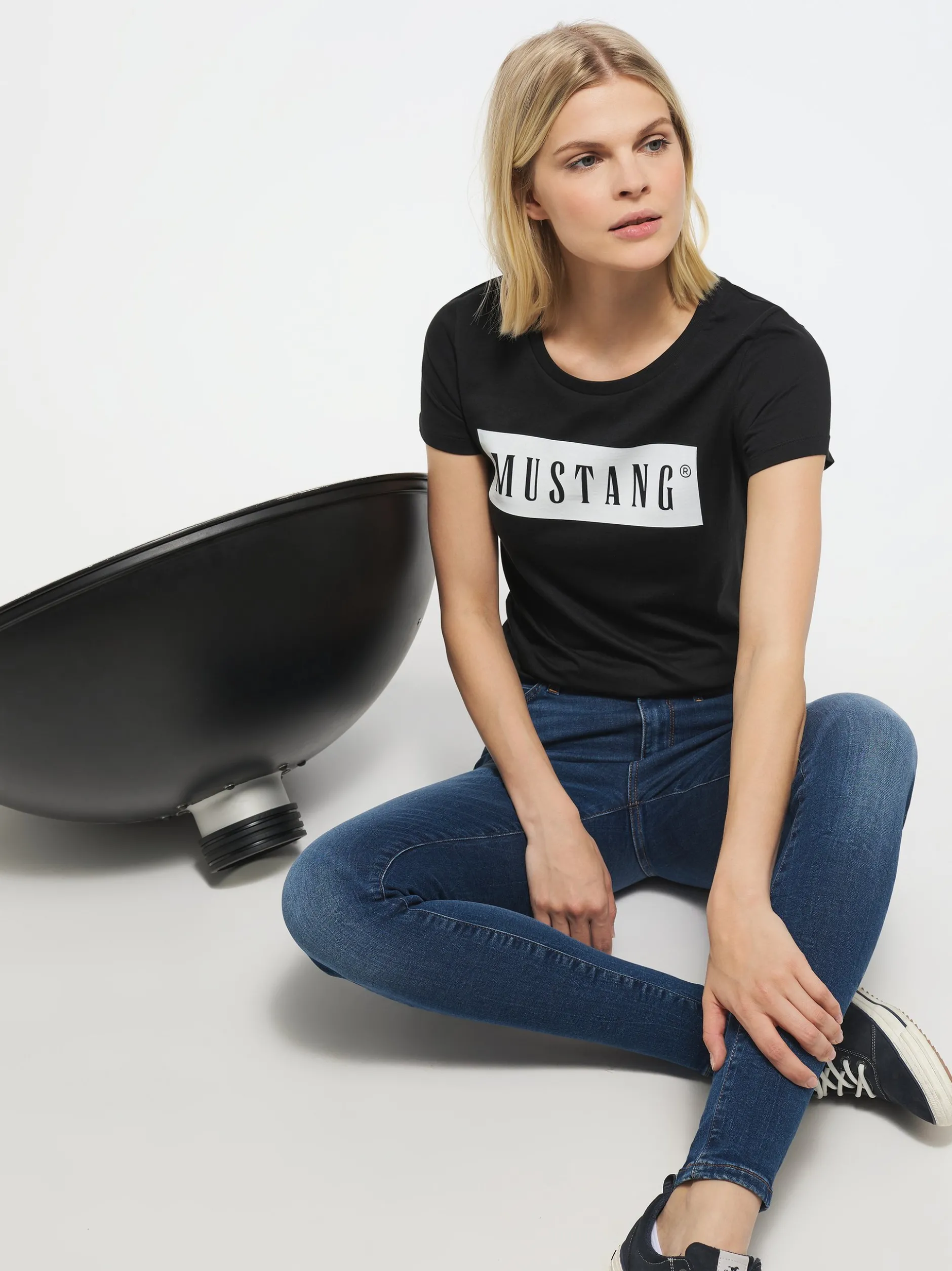 Mustang Damen T-Shirt in schwarz - Ausschnitt: Rundhals