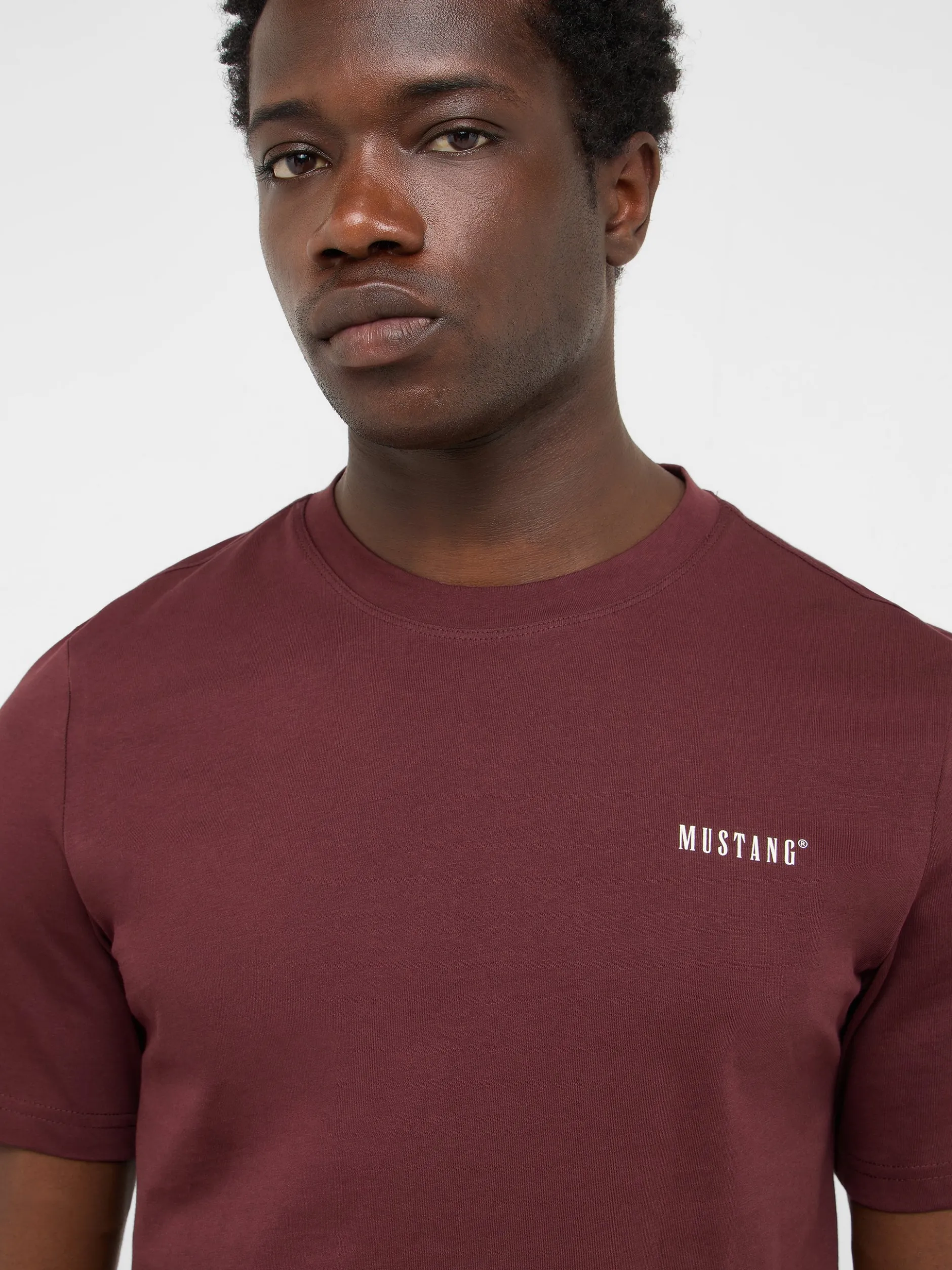 Mustang Herren T-Shirt in braun - Ausschnitt: Rundhals