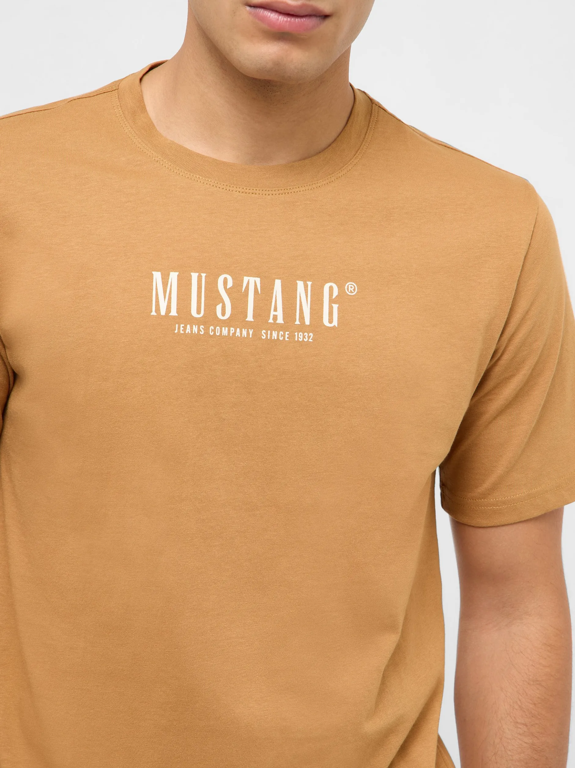 Mustang Herren T-Shirt in camel - Ausschnitt: Rundhals