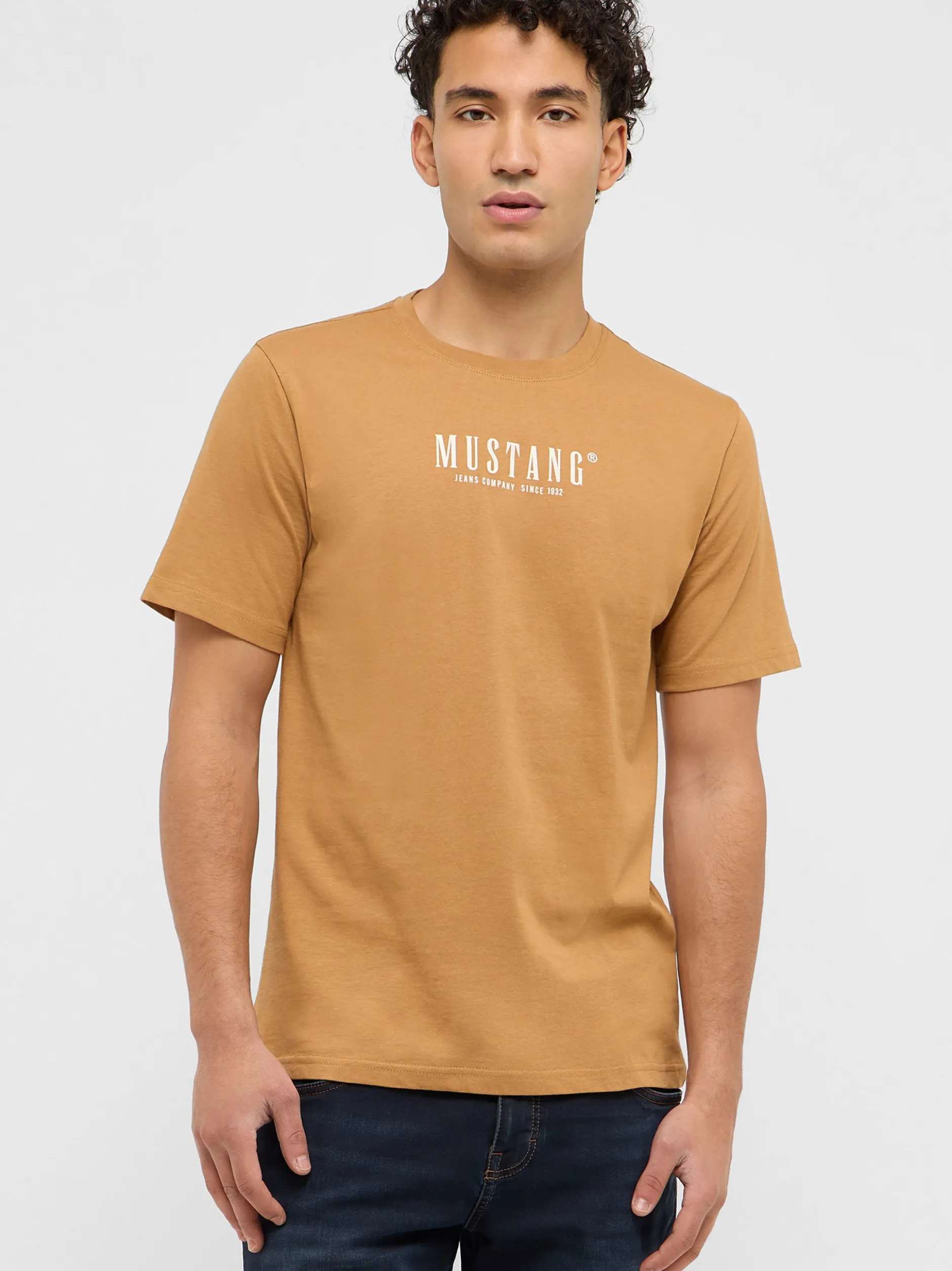 Mustang Herren T-Shirt in camel - Ausschnitt: Rundhals