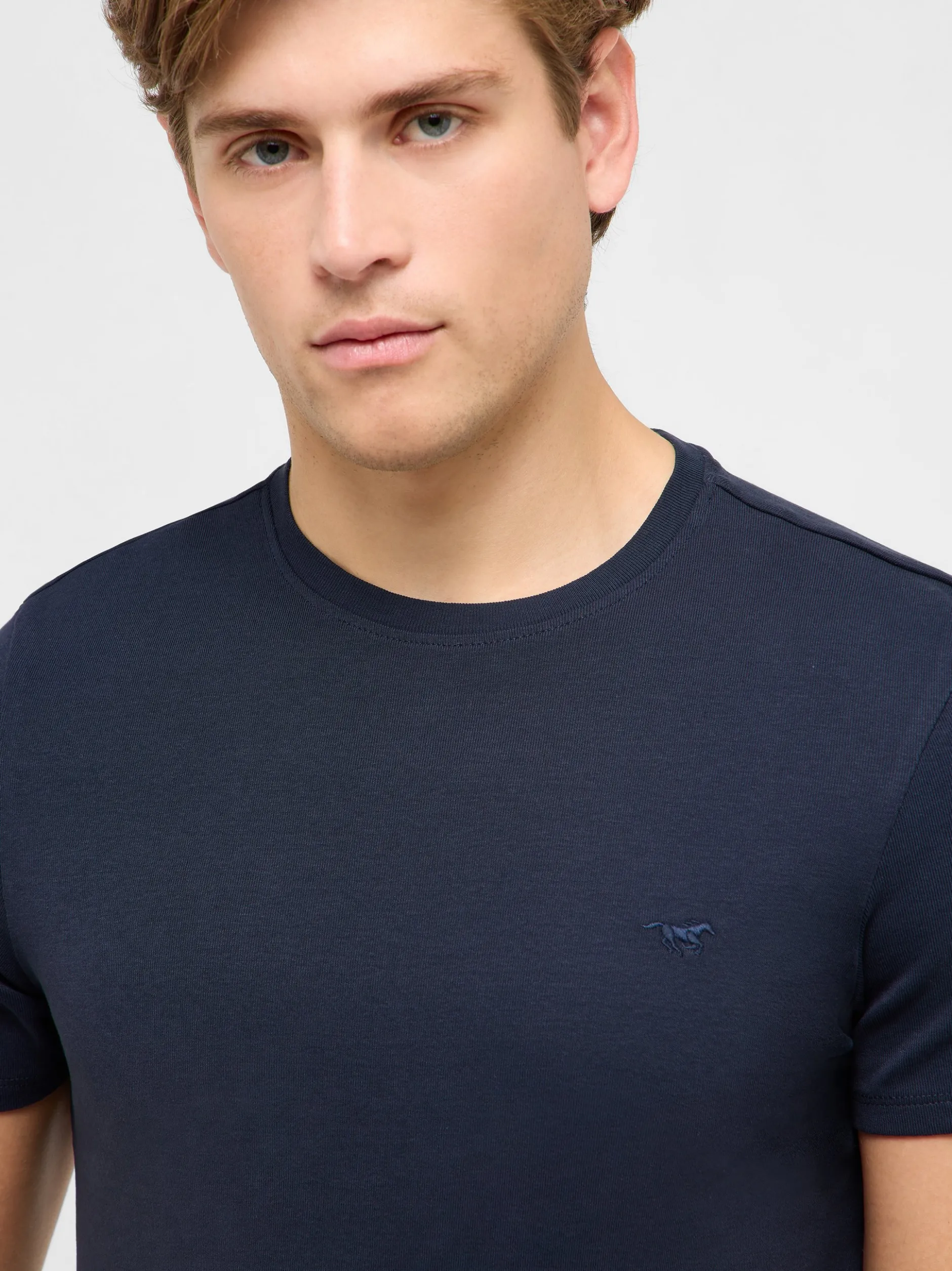 Mustang Herren T-Shirt in marine - Ausschnitt: Rundhals