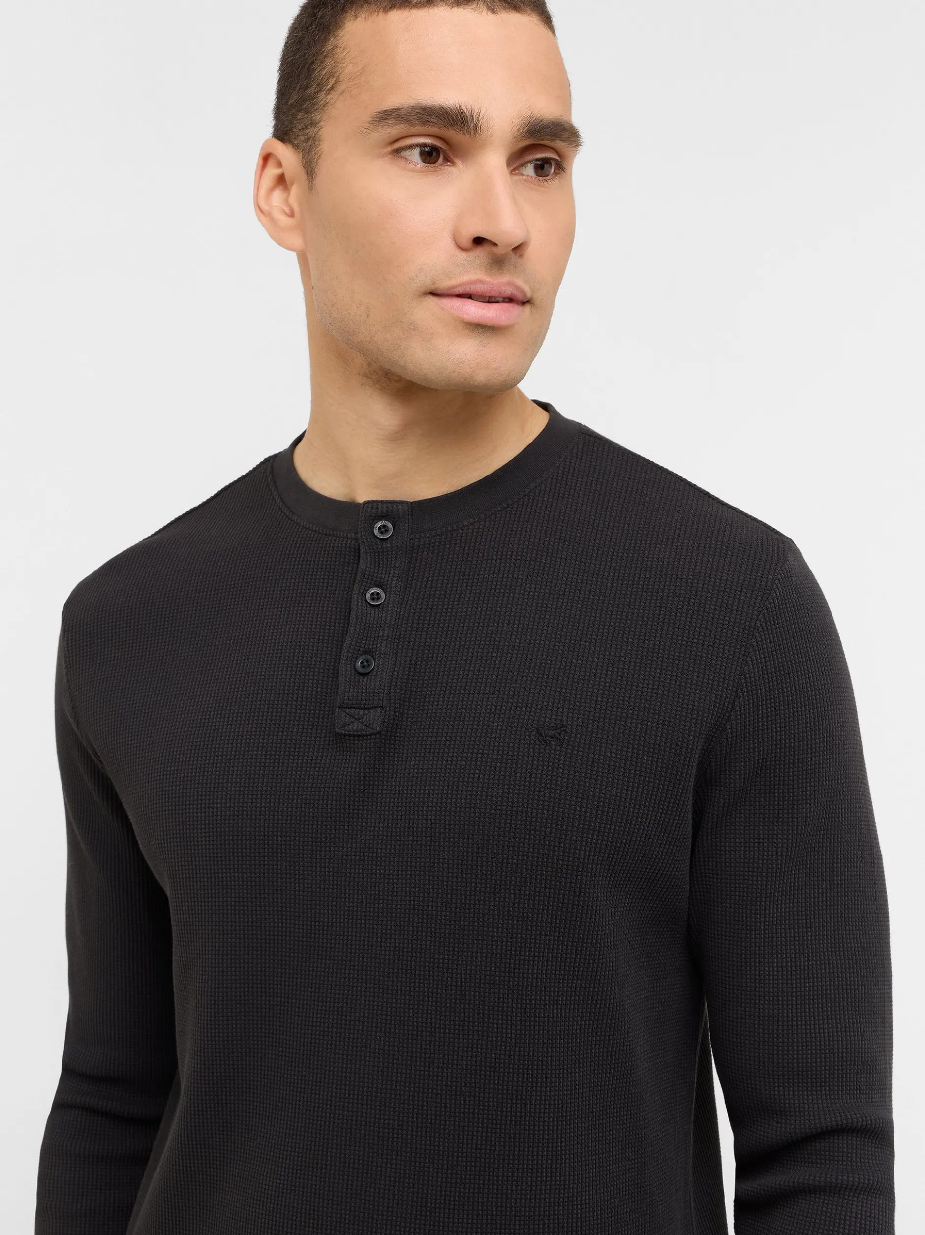Mustang Herren T-Shirt in schwarz - Ausschnitt: Henley