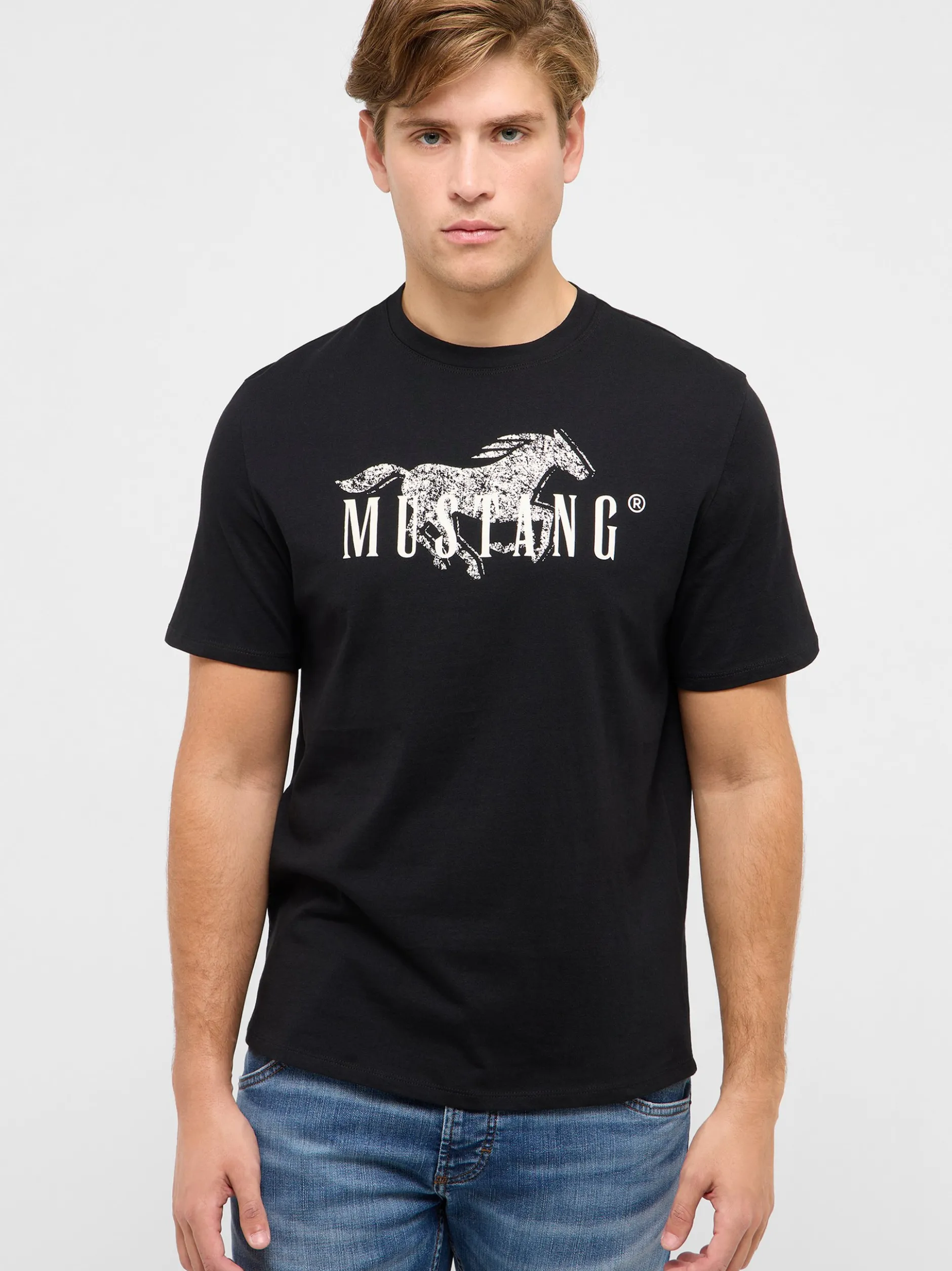 Mustang Herren T-Shirt in schwarz - Ausschnitt: Rundhals
