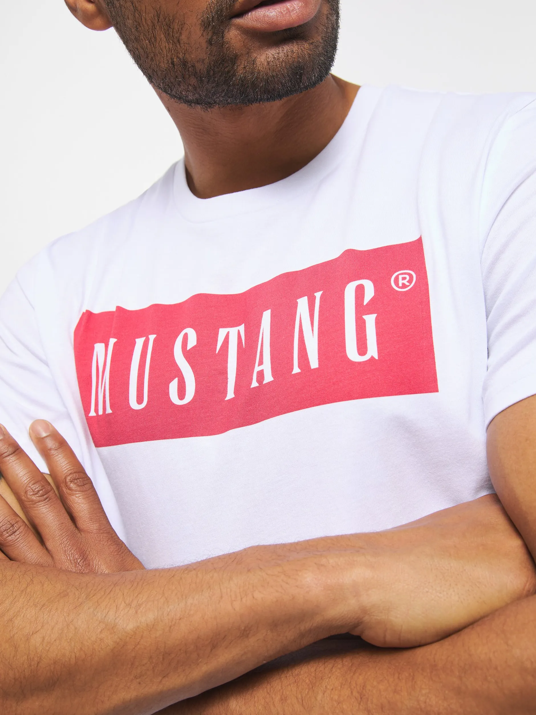 Mustang Herren T-Shirt in weiß - Ausschnitt: Rundhals