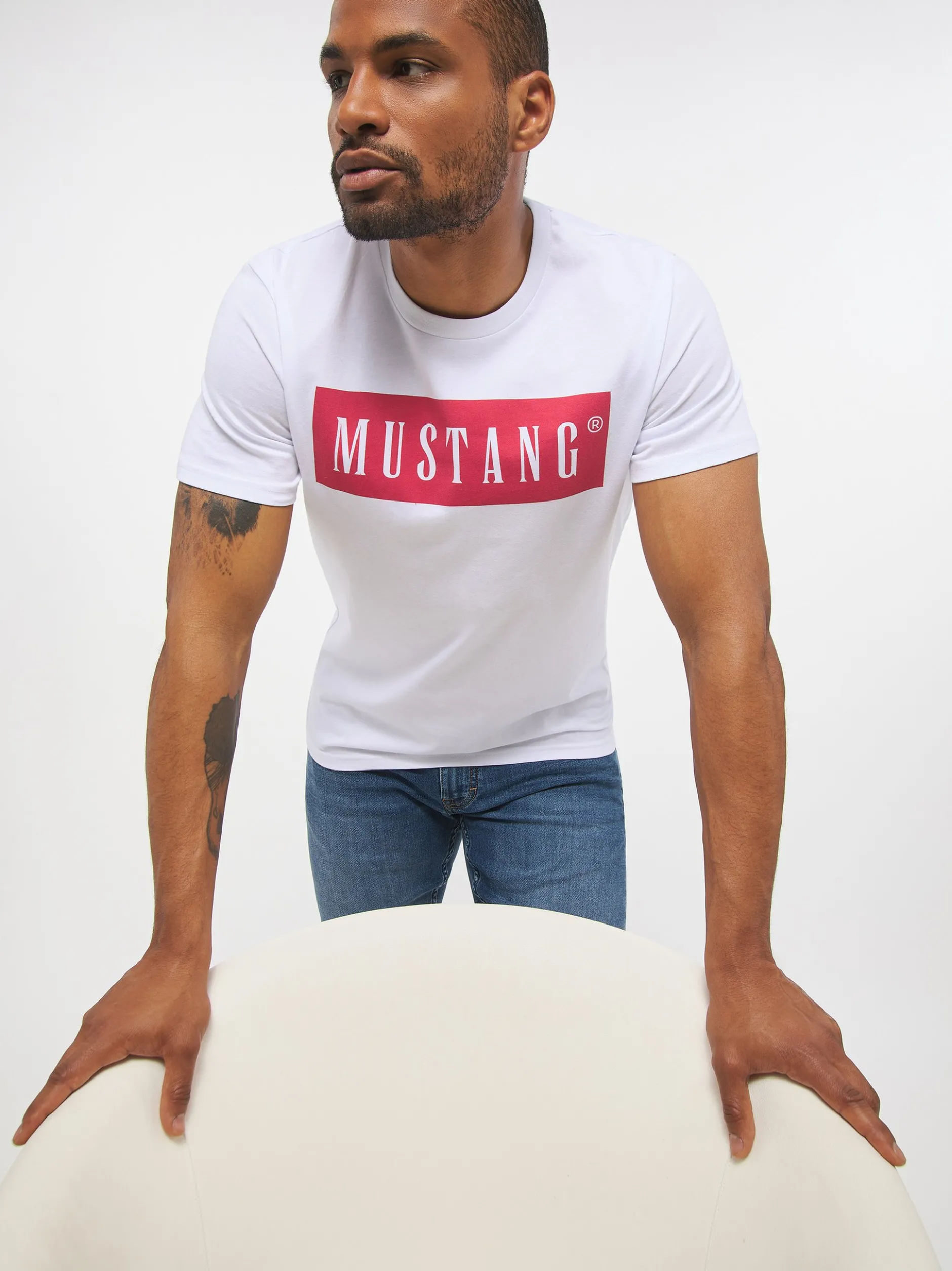 Mustang Herren T-Shirt in weiß - Ausschnitt: Rundhals