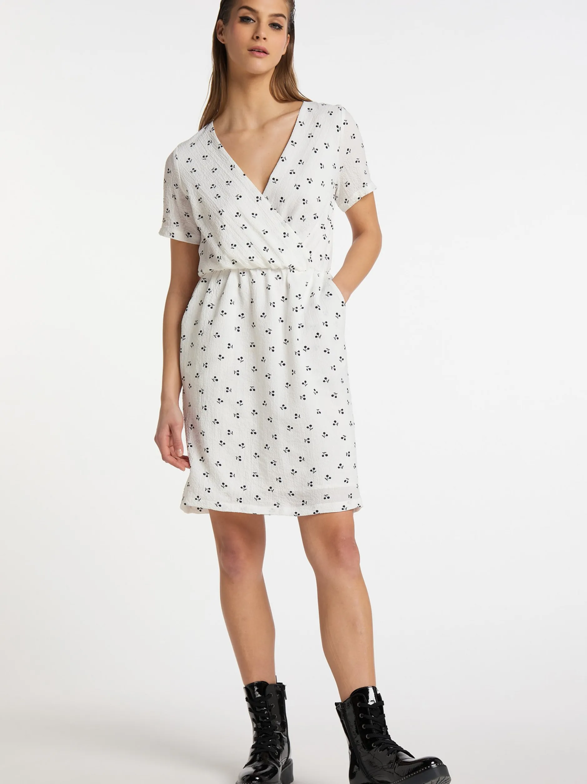 MyMo Damen Kleid mit Kirschprint in weiß - Länge: mittel