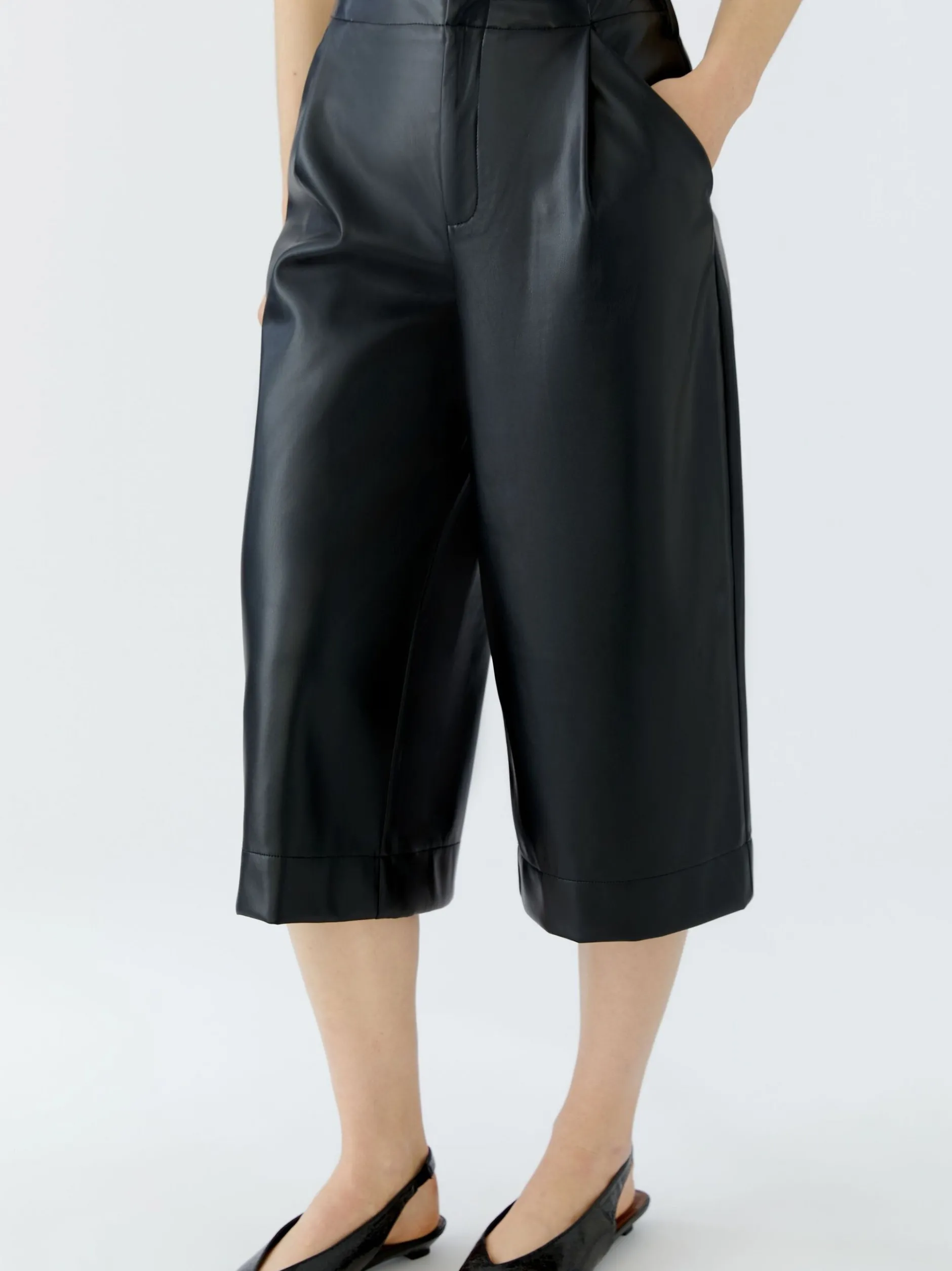 Oui Damen Kunstlederhose in schwarz