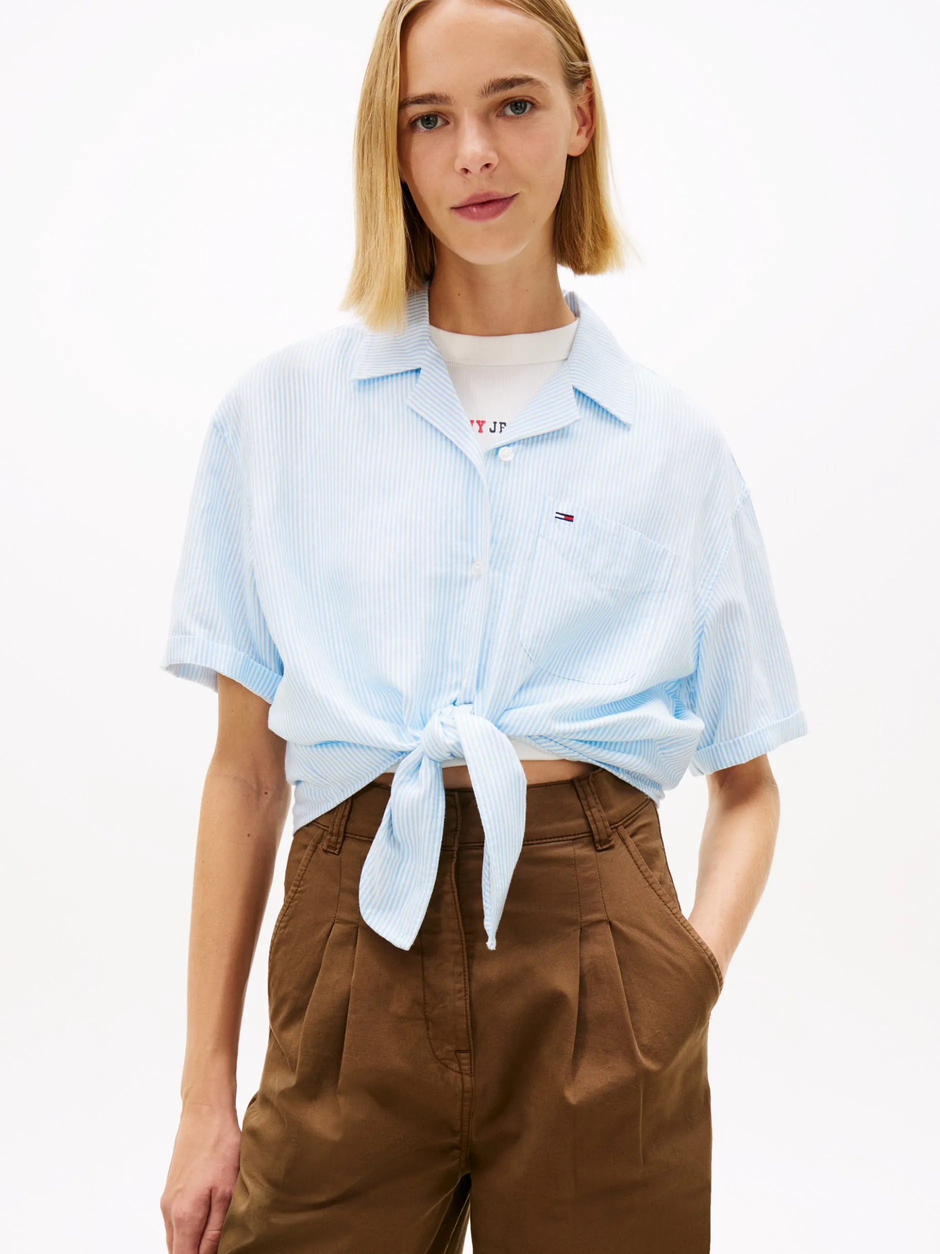 Tommy Jeans Damen Wickelbluse mit Leinenanteil in hellblau weiß